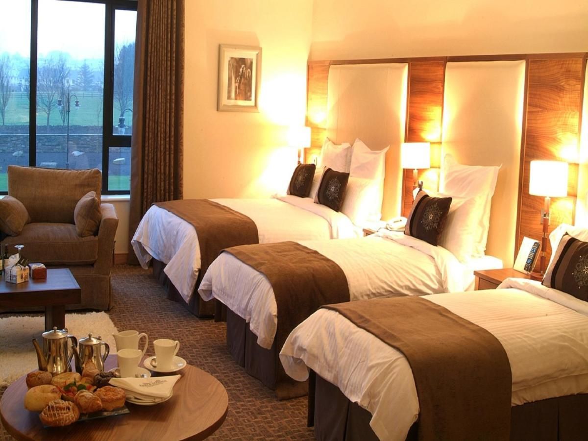 Отель Amber Springs Hotel Гори
