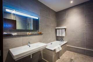 Отель Amber Springs Hotel Гори Семейный люкс (для 2 взрослых и 2 детей)-2